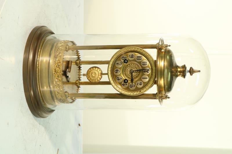 Een pendule met stolp. Circa 1930.