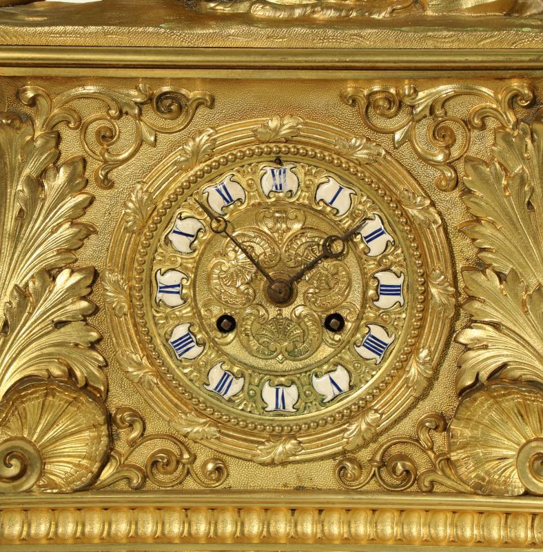 Een vuurvergulde pendule met muziekspelende jongen, Denière a Paris. Frankrijk, 19e eeuw.