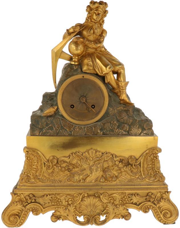 Een bronzen deels vergulde pendule. Frankrijk, 2e helft 20e eeuw.