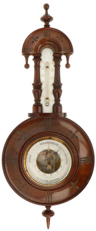Een handgesneden mahonie barometer / thermometer. Adres: M. Sandwijk, Rotterdam.
