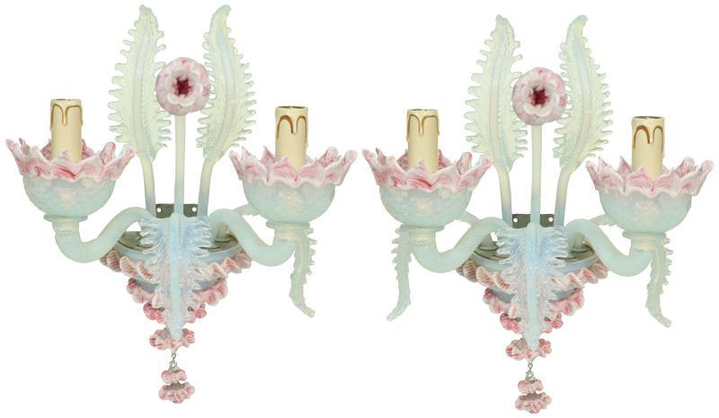 Een tweetal "Murano"  drie-armige glazen wandappliques. Italië, Venetië. 20e eeuw.