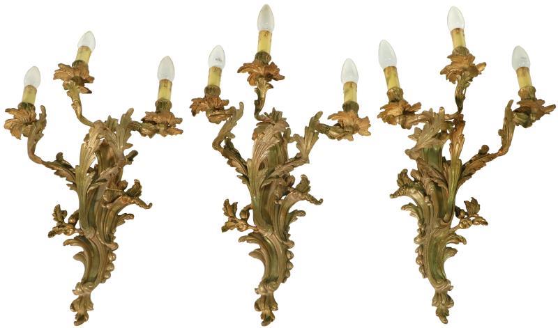 Een lot van (3) vergulde bronzen wandappliques. Louis XV-stijl. 1e helft 20e eeuw. 