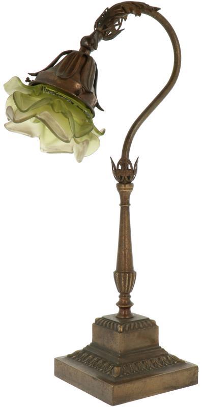 Een bronzen tafellampje met groen glazen kapje. Frankrijk, circa 1890.