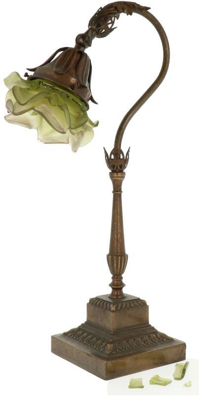 Een bronzen tafellampje met groen glazen kapje. Frankrijk, circa 1890.