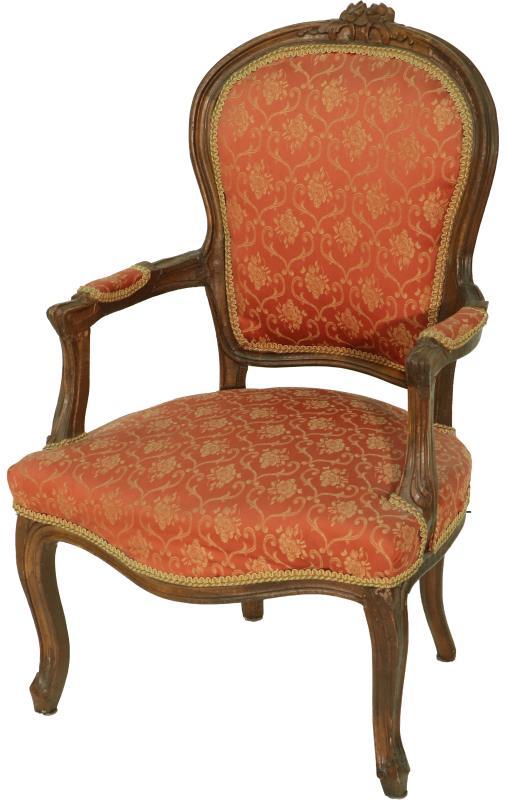 Een Louis XV-stijl stoeltje met rode bekleding. 