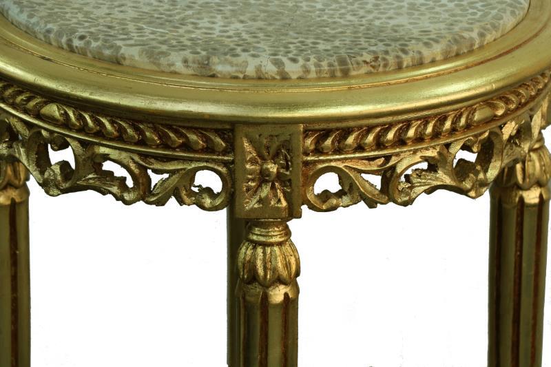 Een goud gelakte ronde Louis XV-stijl bijzettafeltje. Blad hersteld. 20e eeuw.