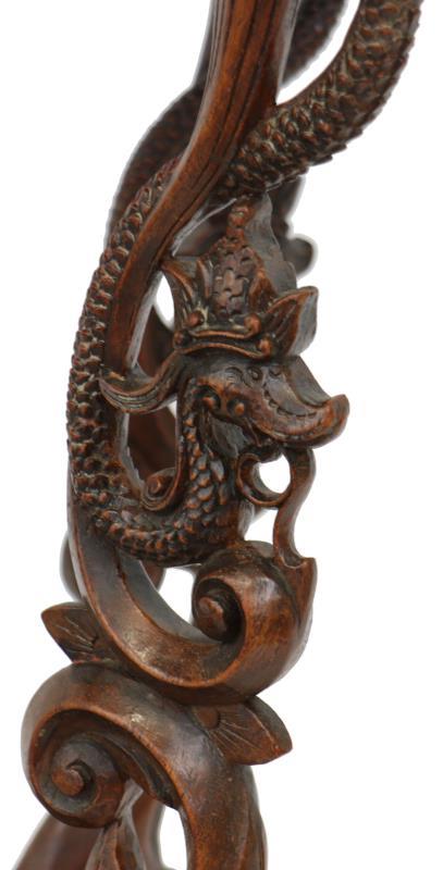 Een koloniale houten naaitafel met rijk gesneden decors. Bali, begin 20e eeuw.