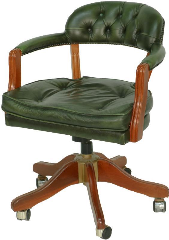 Een "Chesterfield" zgn. captains chair. In groen leder. 20e eeuw.