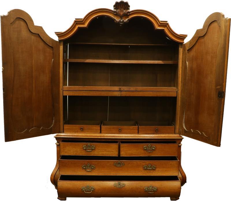Een eikenhouten dubbelgebogen Louis XV kabinet. Circa 1760.