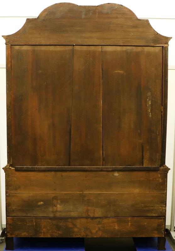 Een eikenhouten dubbelgebogen Louis XV kabinet. Circa 1760.