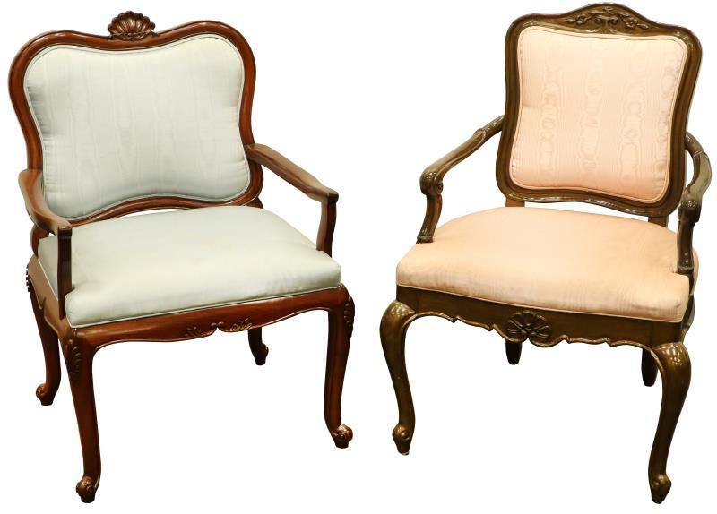 Een lot van (2) mahoniehouten stoelen met roze en resp. licht grijze bekleding. 2e helft 20e eeuw.