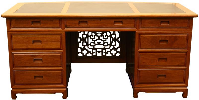 Een mahoniehouten bureau met bordeaux lederen inleg.