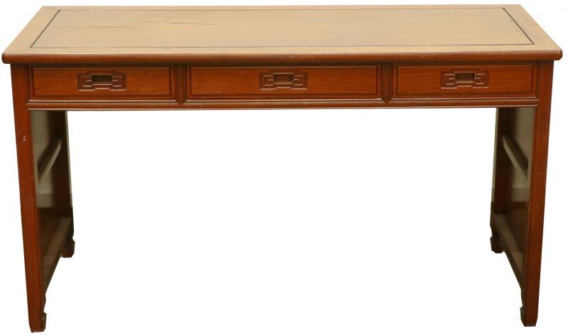 Een mahoniehouten sidetable met drie lades. China, 2e helft 20e eeuw.