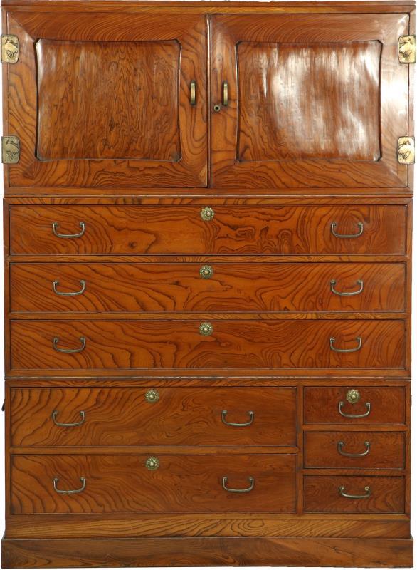 Een mahoniehouten ladenkast met messing beslag. China, 2e helft 20e eeuw.