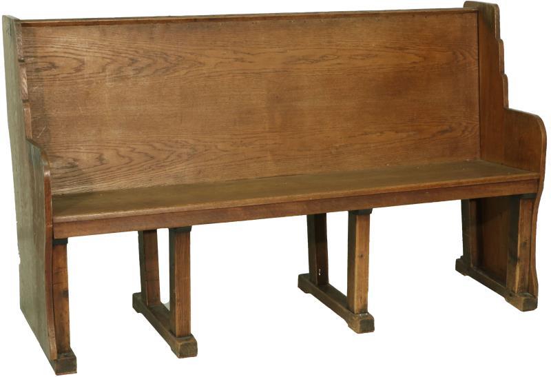 Een eikenhouten kerkbank. Circa 1930.