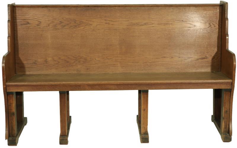 Een eikenhouten kerkbank. Circa 1930.
