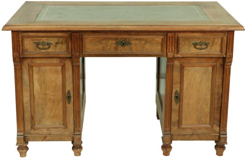 Een bureau met drie laden en twee deurtjes. Blad ingelegd met groen leder. Circa 1910.