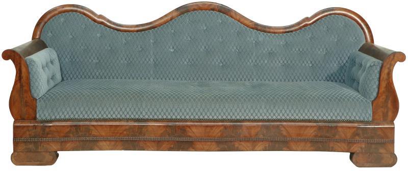 Een mahonie belijmde Biedermeier sofa met blauwgrijs velours bekleding. Circa 1860. 