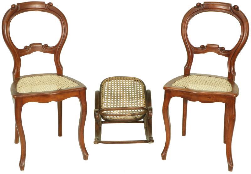 Een 'Thonet'- stijl voetenbankje met pitrieten bekleding. Daarbij (2) stoelen in Biedermeijer-stijl met rieten zittingen. 