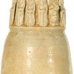 Een aardewerk vaas gedecoreerd met onsterfelijken en een draak. China, mogelijk Sui dynasty.