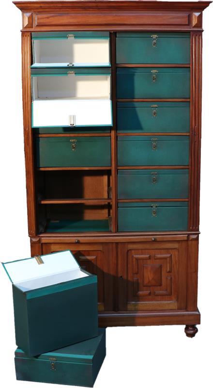 Een mahonie belijmde archiefkast met (12) groene beklede boxen. Engeland, 1e helft 20e eeuw.