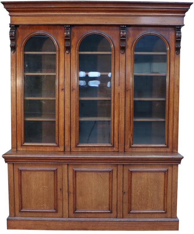 Een eikenhouten bibliotheekkast. 19e eeuw.