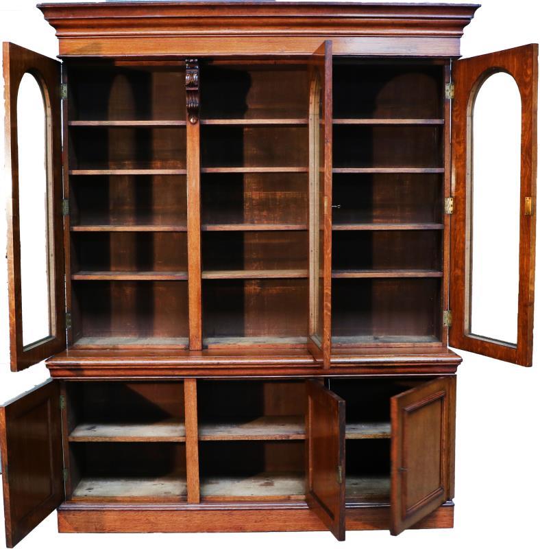 Een eikenhouten bibliotheekkast. 19e eeuw.