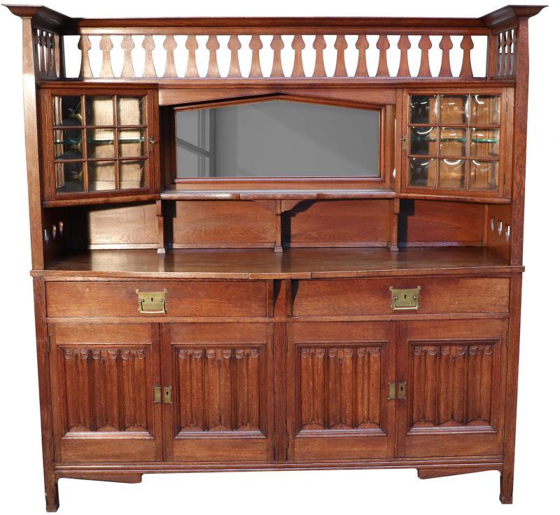 Een Art Nouveau eikenhouten buffetkast met geblazen ruitjes en deurtjes met briefpanelen. Circa 1910.