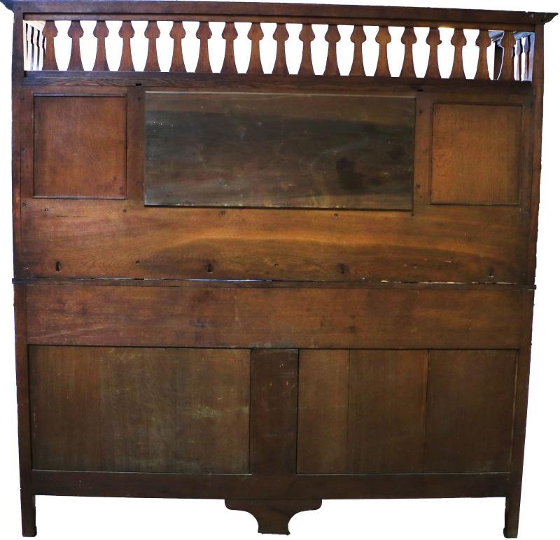 Een Art Nouveau eikenhouten buffetkast met geblazen ruitjes en deurtjes met briefpanelen. Circa 1910.