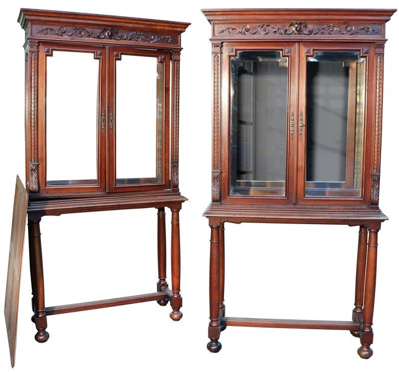 Een stel vitrinekasten op kolommen met geslepen glas. Frankrijk, circa midden 20e eeuw.