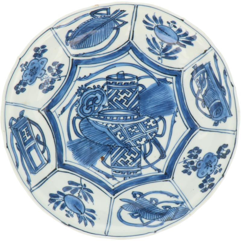 Een kraakporseleinen bord met blauw floraal decor. China, Wanli.