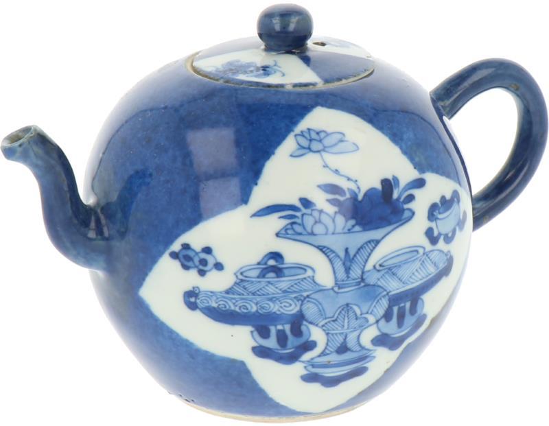 Een porseleinen theepot met Poudre Blue decor. China, Kangxi.