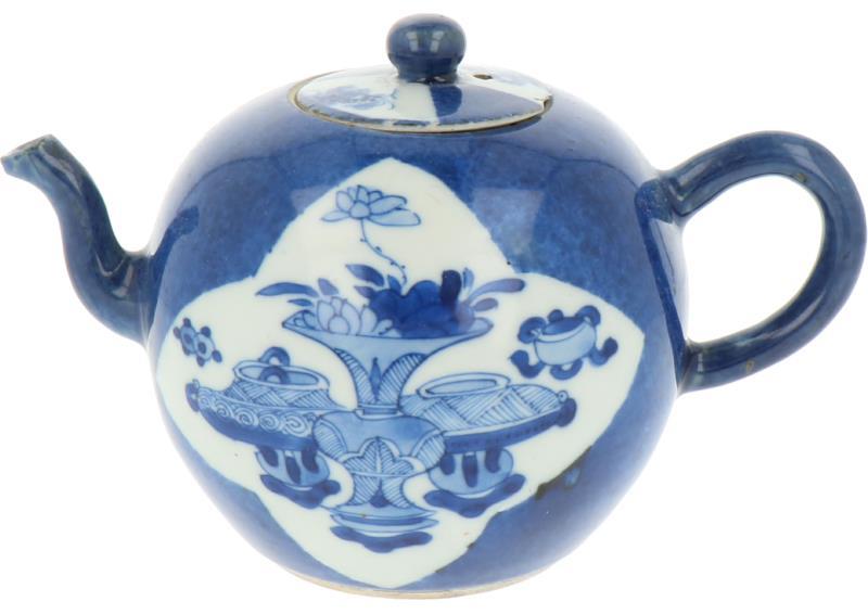 Een porseleinen theepot met Poudre Blue decor. China, Kangxi.