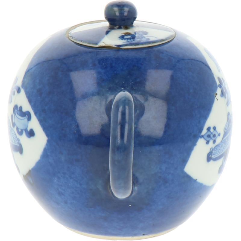 Een porseleinen theepot met Poudre Blue decor. China, Kangxi.