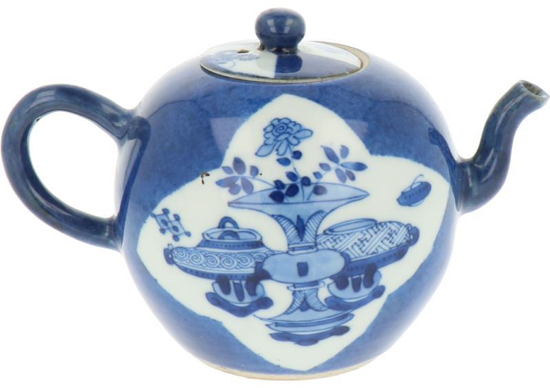 Een porseleinen theepot met Poudre Blue decor. China, Kangxi.