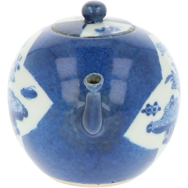 Een porseleinen theepot met Poudre Blue decor. China, Kangxi.