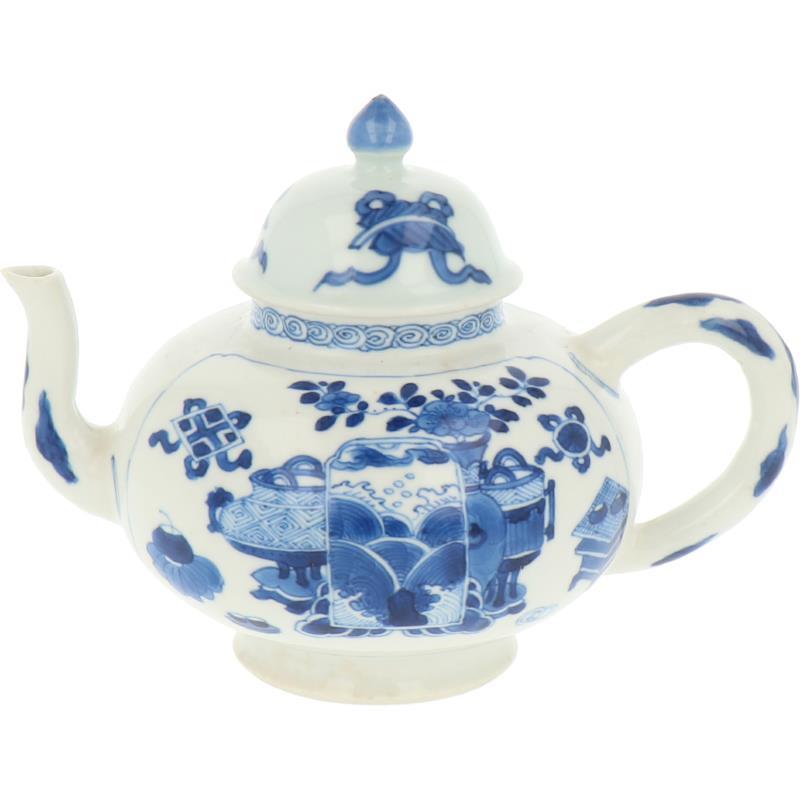 Een porseleinen theepot met decor van antiquiteiten. China, Kangxi.