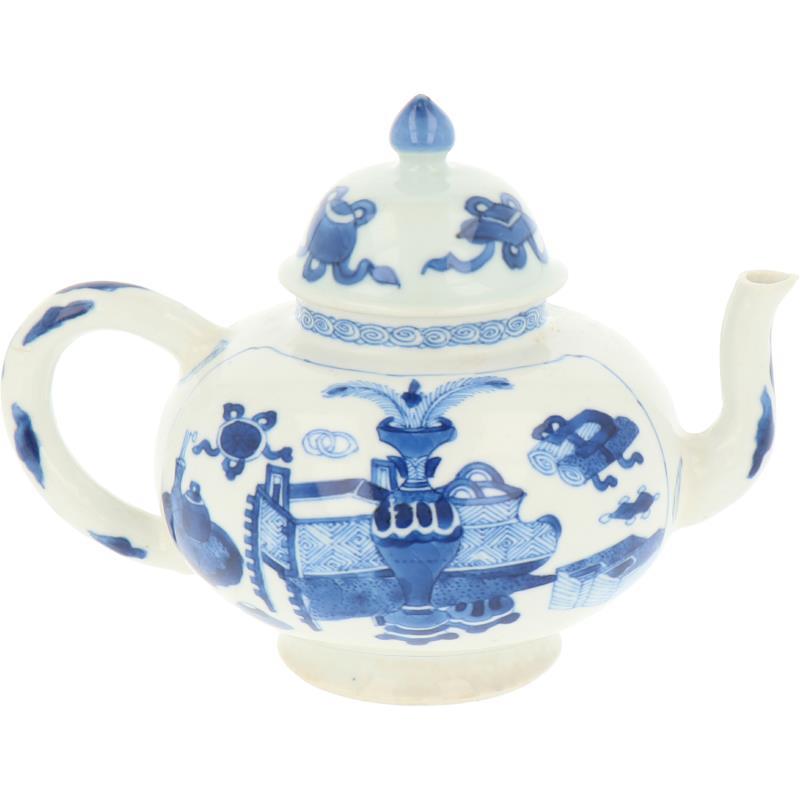 Een porseleinen theepot met decor van antiquiteiten. China, Kangxi.