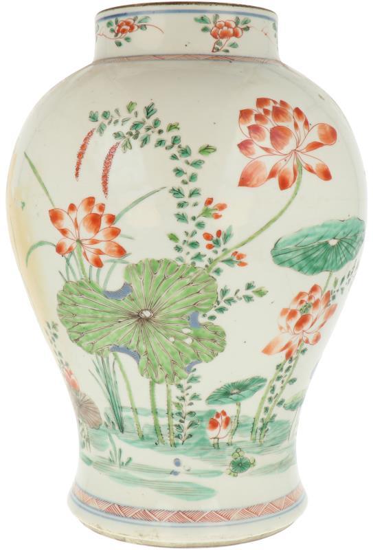 Een porseleinen vaas met Wucai decor. China, Kangxi.
