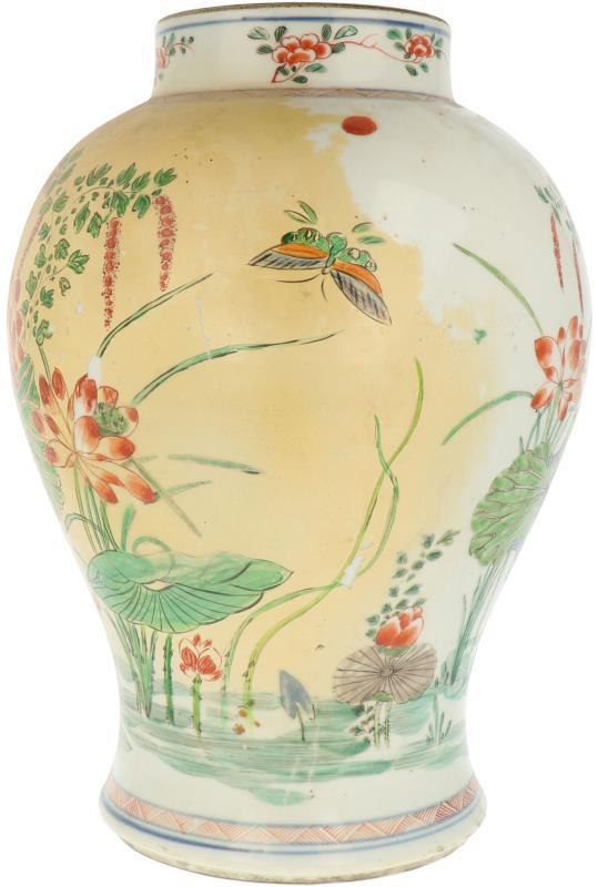 Een porseleinen vaas met Wucai decor. China, Kangxi.