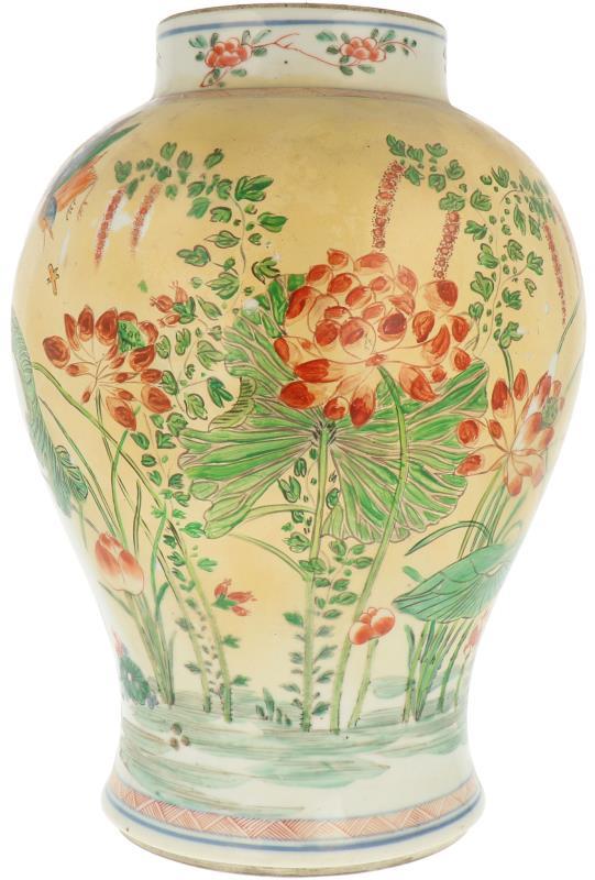 Een porseleinen vaas met Wucai decor. China, Kangxi.