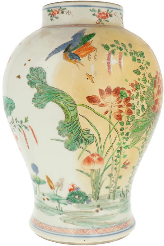 Een porseleinen vaas met Wucai decor. China, Kangxi.