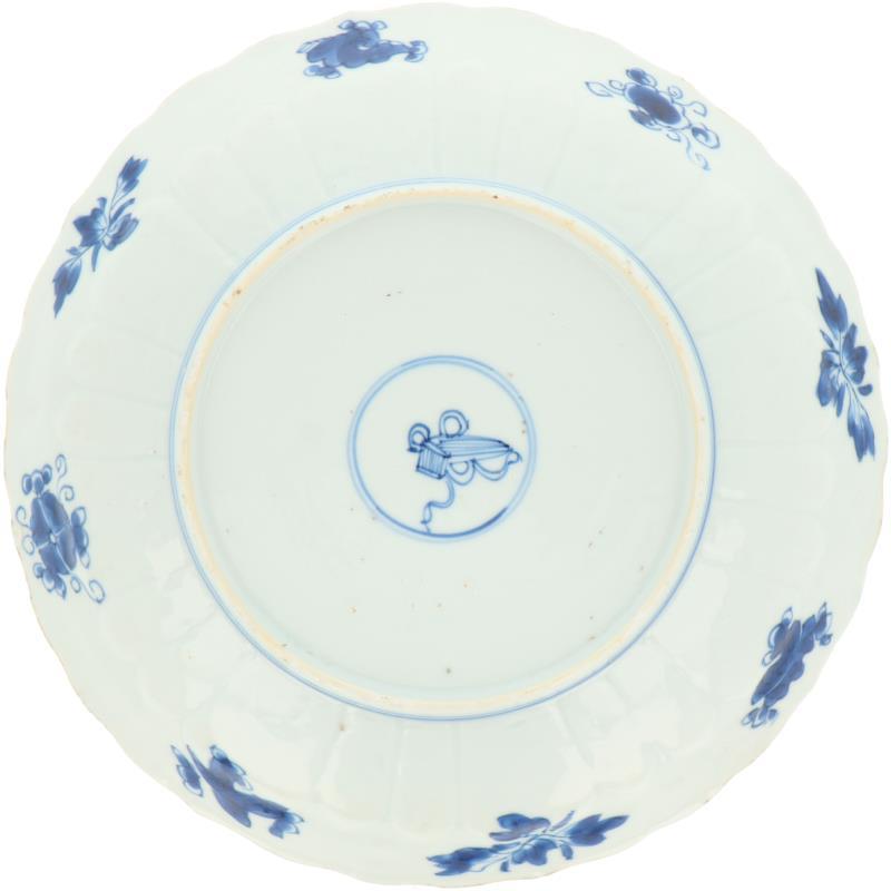Een porseleinen bord met draken en karper decor, geschulpte rand, gemerkt met Lucky symbool. China, Kangxi.