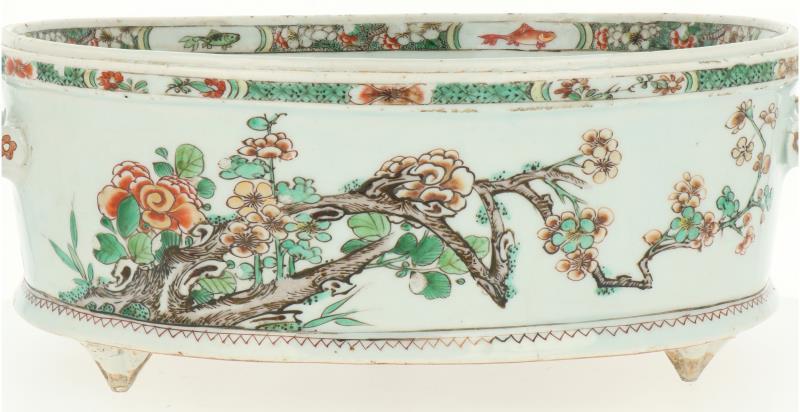 Een Famille Verte porseleinen jardinière gezet op drie voetjes met twee handvatten. China, Kangxi (circa 1700).