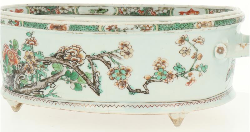 Een Famille Verte porseleinen jardinière gezet op drie voetjes met twee handvatten. China, Kangxi (circa 1700).