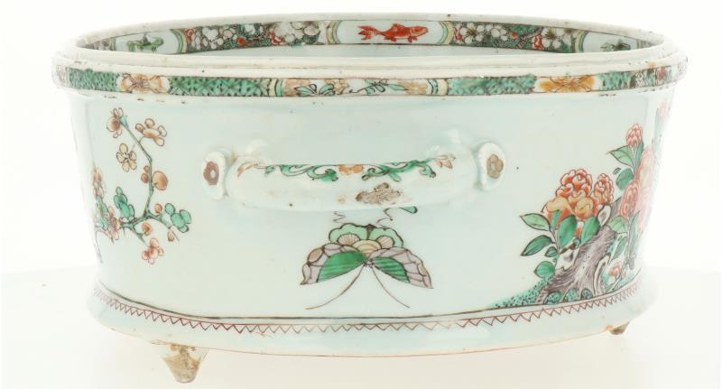 Een Famille Verte porseleinen jardinière gezet op drie voetjes met twee handvatten. China, Kangxi (circa 1700).