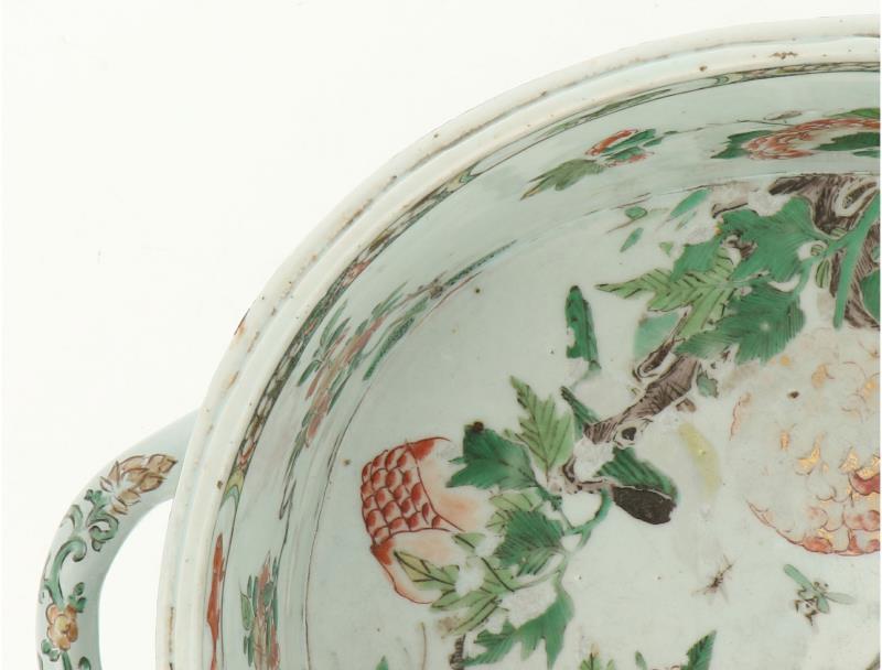 Een Famille Verte porseleinen jardinière gezet op drie voetjes met twee handvatten. China, Kangxi (circa 1700).