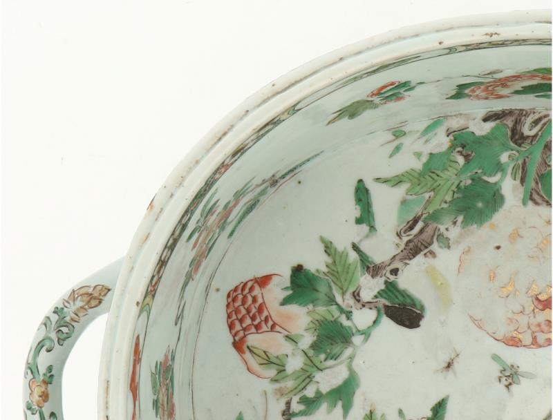 Een Famille Verte porseleinen jardinière gezet op drie voetjes met twee handvatten. China, Kangxi (circa 1700).