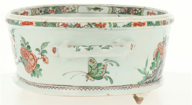 Een Famille Verte porseleinen jardinière gezet op drie voetjes met twee handvatten. China, Kangxi (circa 1700).