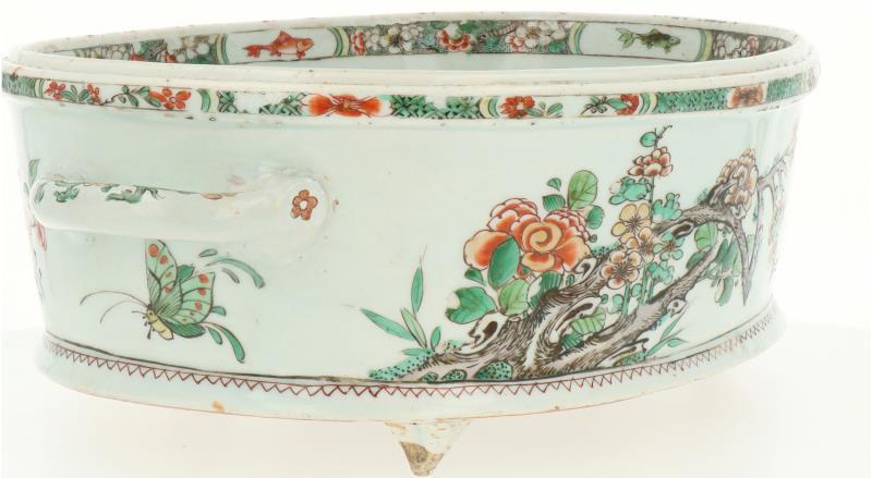 Een Famille Verte porseleinen jardinière gezet op drie voetjes met twee handvatten. China, Kangxi (circa 1700).